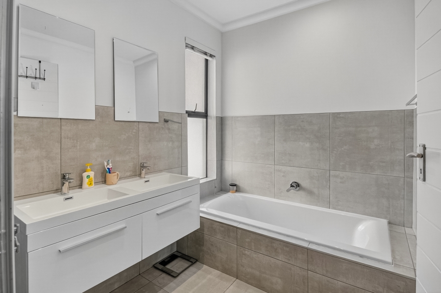 3 Bedroom Property for Sale in Sitari Country Estate Western Cape